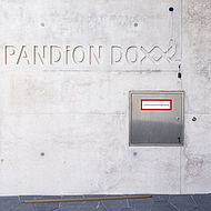 Fassadendetail mit Schriftzug PANDION DOXX