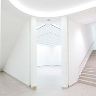 Weiß gestrichene Wände im Museum für Moderne Kunst in Frankfurt